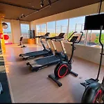 Apto com varanda e vista mar em condomínio Clube