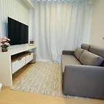 Apto com varanda e vista mar em condomínio Clube