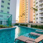 Apto com varanda e vista mar em condomínio Clube